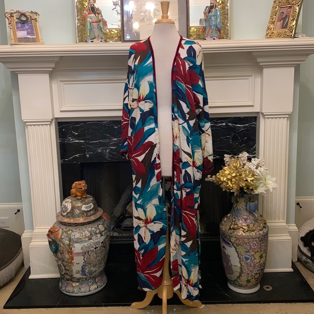 Amazing Hawaiian print w/ burgundy velvet trim kimono